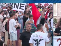 Kryeministri me bandën parlamentare e korin e zhabave s’lanë gjë pa thënë…Sot po i ‘dridhet toka’ në këmbë dhe kërkon besën…Protesta kundër sistemit
