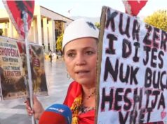 “4.2 mln euro për Kanye Wast, Shqipëria pa ilaçe dhe me rrugë të shkatërruara”, protestuesja: Na quan korba e sorra, e turpshme. Parlamenti nuk na përfaqëson