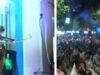 Marshimi në Tiranë vijon me furi! Momenti prekës – I moshuari del me flamur në ballkon dhe përshëndet protestuesit