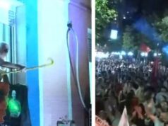 Marshimi në Tiranë vijon me furi! Momenti prekës – I moshuari del me flamur në ballkon dhe përshëndet protestuesit